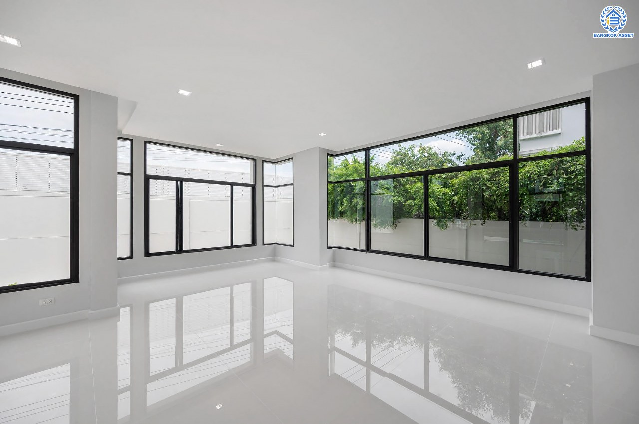 คฤหาสน์สุดหรู ดีไซน์สุด Luxury ติดถนนบรมราชชนนี โครงการ เดอะแกรนด์ ปิ่นเกล้า หลังมุม บนเนื้อที่ถึง 111.6 ตร.ว. ฟังก์ชัน 4 ห้องนอน 5 ห้องน้ำ 1 ห้องแม่บ้าน จอดรถได้ 2 คัน พร้อมบรรยากาศ Private บนทำเลเชื่อมต่อหลายเส้นทาง อาทิถนนบรมราชชนนี, ถนนพุทธมณฑลสาย3 ใกล้เซ็นทรัล ปิ่นเกล้า, ม.มหิดล และทางคู่ขนานลอยฟ้าบรมราชชนนี...